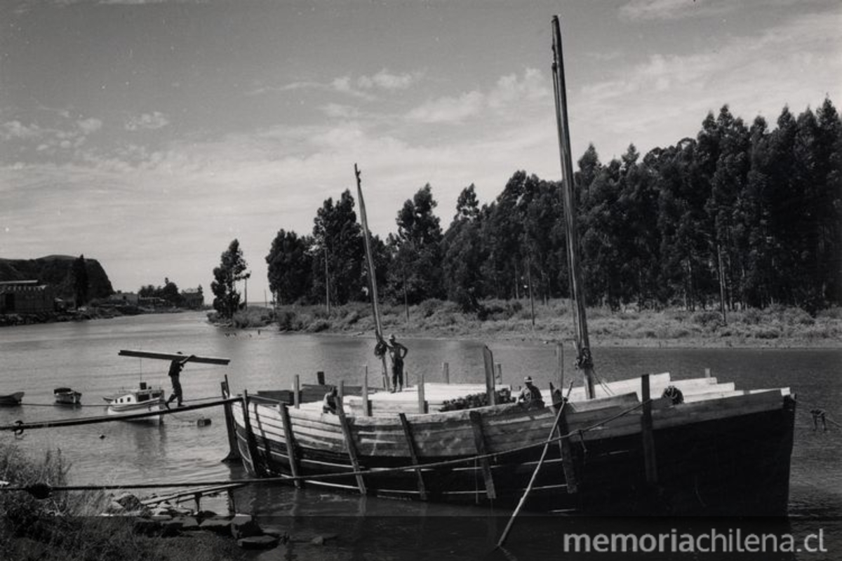 6. Trabajo en astillero del Maule, 1950. Fotografía de Domingo Ulloa.