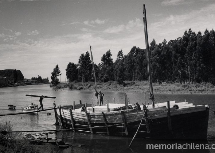 6. Trabajo en astillero del Maule, 1950. Fotografía de Domingo Ulloa.