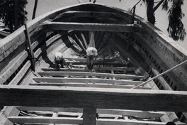 7. Cubierta de nave en construcción en astillero del Maule, 1950. Fotografía de Domingo Ulloa.