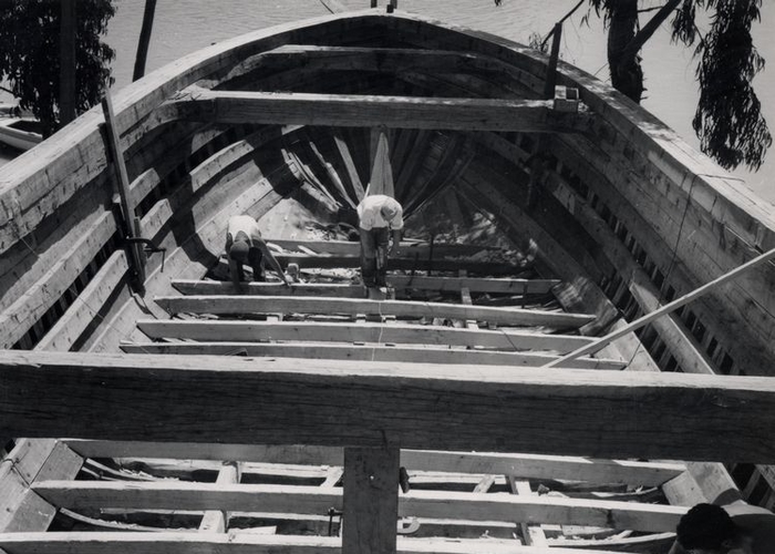 7. Cubierta de nave en construcción en astillero del Maule, 1950. Fotografía de Domingo Ulloa.