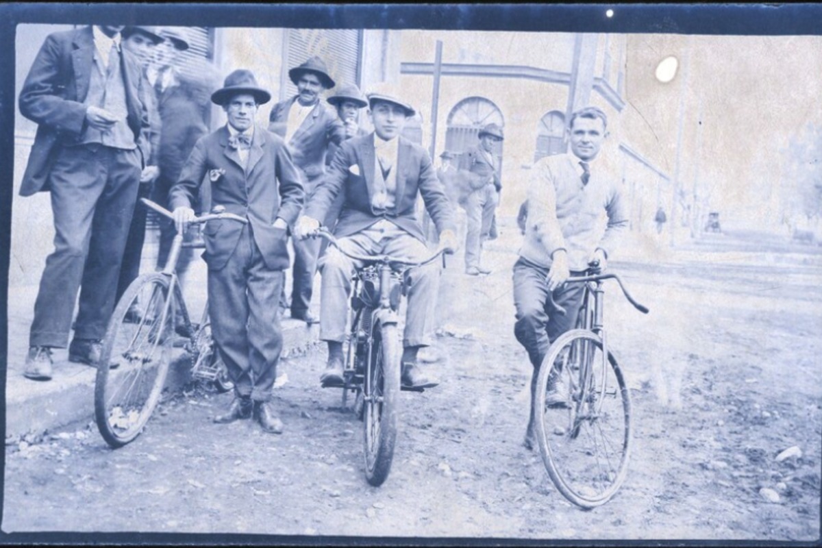 1. Grupo de hombres en bicicletas.Chile, entre 1910 y 1930.