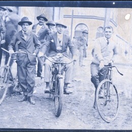 1. Grupo de hombres en bicicletas.Chile, entre 1910 y 1930.