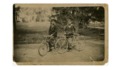 3. Dos niños con boinas, aparecen en la fotografía en bicicleta en el parque de la Quinta Normal.