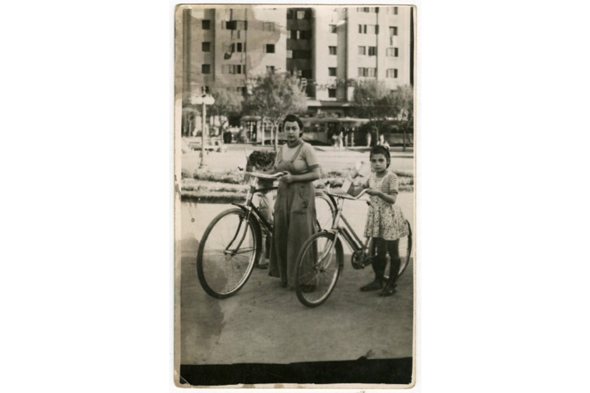 4. Joven y niña en bicicleta en la Plaza Baquedano. Santiago, entre 1930 y 1950.