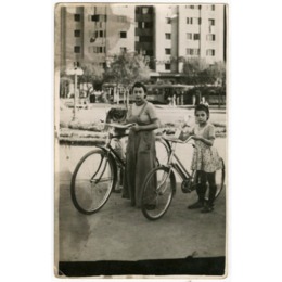 4. Joven y niña en bicicleta en la Plaza Baquedano. Santiago, entre 1930 y 1950.