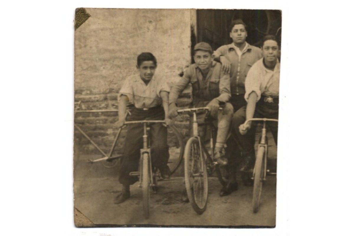 5. Jovenes retratados en sus bicicletas. Chile, entre 1930 y 1940.