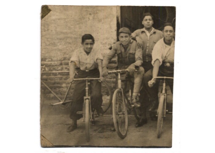 5. Jovenes retratados en sus bicicletas. Chile, entre 1930 y 1940.