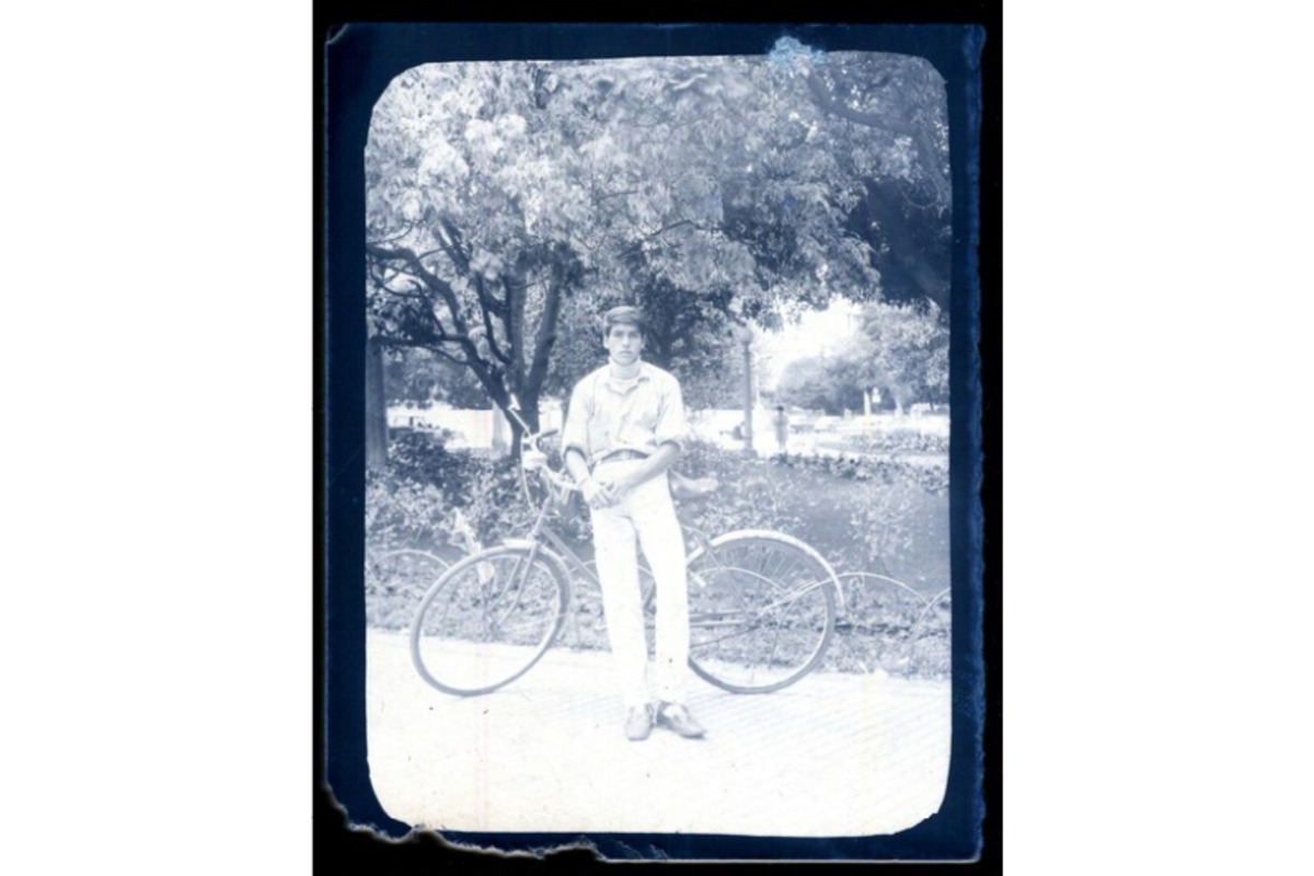 6. Joven en plaza Vergara apoyado en su bicicleta. Viña del Mar, Chile, entre 1940 y 1950.