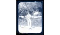6. Joven en plaza Vergara apoyado en su bicicleta. Viña del Mar, Chile, entre 1940 y 1950.
