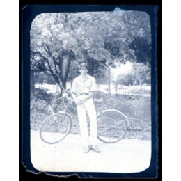 6. Joven en plaza Vergara apoyado en su bicicleta. Viña del Mar, Chile, entre 1940 y 1950.