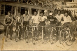 7. Jovenes en bicicleta. Cartagena, Chile, 1943.