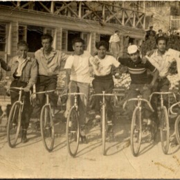 7. Jovenes en bicicleta. Cartagena, Chile, 1943.