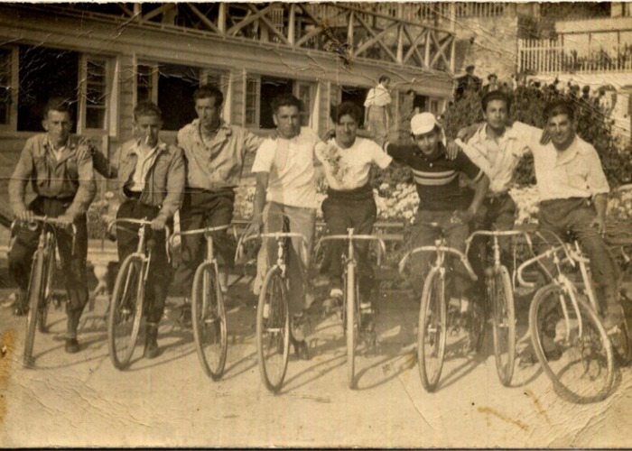 7. Jovenes en bicicleta. Cartagena, Chile, 1943.