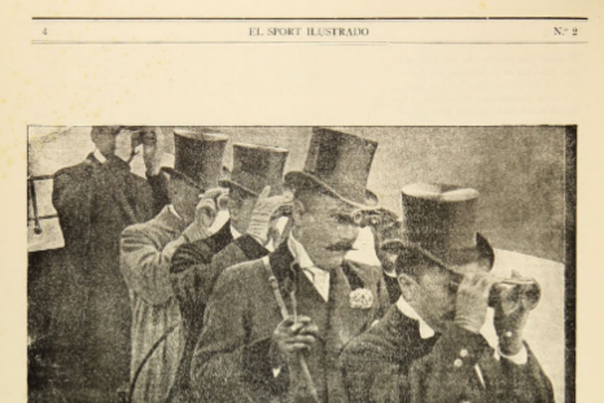 5. Fotografía de hombres observando una competencia de caballos en Francia. Año 1901.