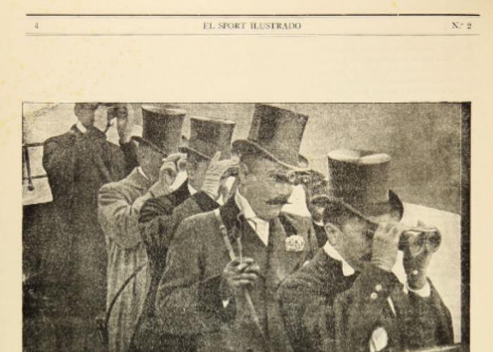 5. Fotografía de hombres observando una competencia de caballos en Francia. Año 1901.