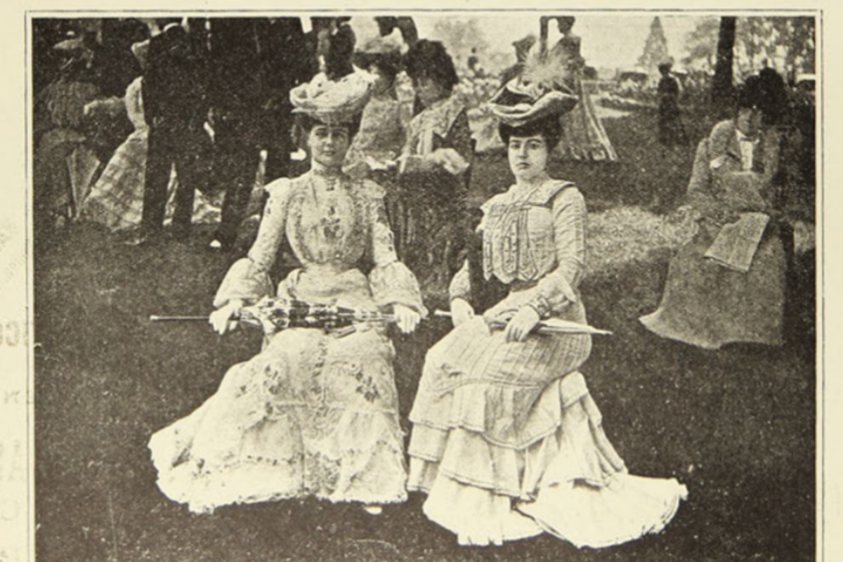 6. Mujeres chilenas en una competencia de caballos. Año 1902.