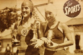 2. Marta Schuler y Victoria Caffarena. Nadadoras chilenas campeonas. Los Sports, 1928.