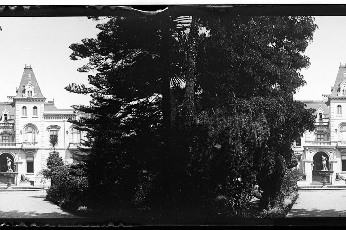 4. Parque y fachada del Palacio de Lota, 1907. Fotografía de Julio Bertrand Vidal.