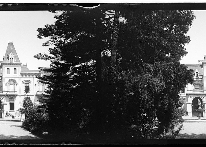 4. Parque y fachada del Palacio de Lota, 1907. Fotografía de Julio Bertrand Vidal.