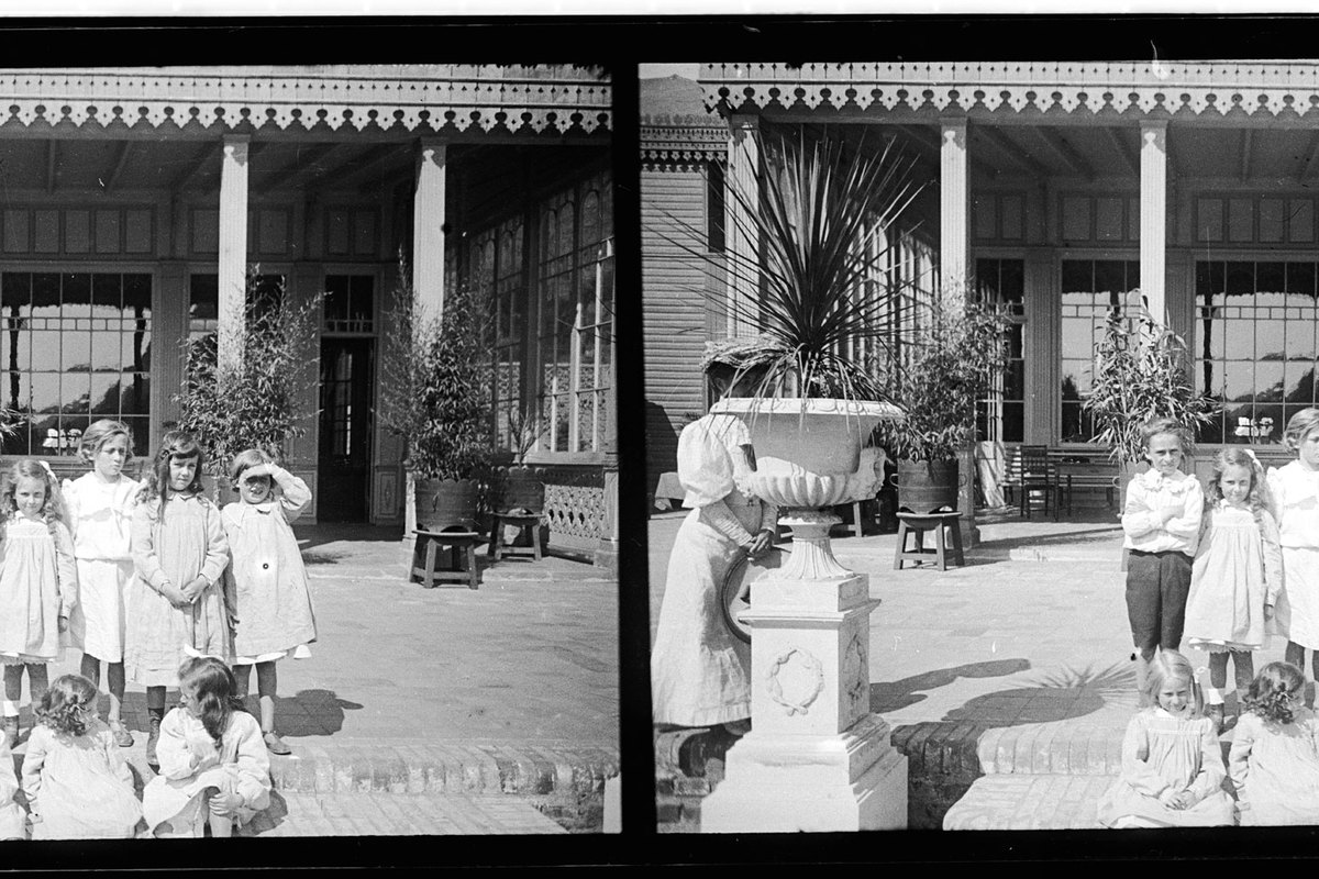 8. Niños en el patio de un hotel, San Vicente de Talcahuano, 1907. Fotografía de Julio Bertrand Vidal.