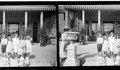 8. Niños en el patio de un hotel, San Vicente de Talcahuano, 1907. Fotografía de Julio Bertrand Vidal.