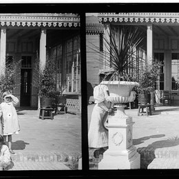 8. Niños en el patio de un hotel, San Vicente de Talcahuano, 1907. Fotografía de Julio Bertrand Vidal.