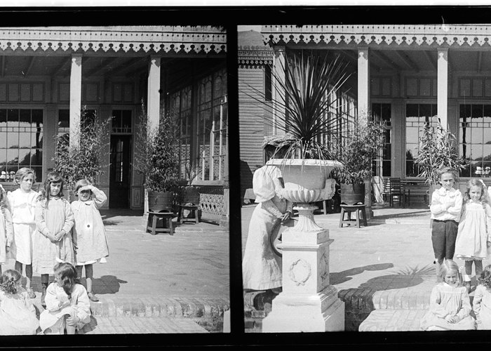 8. Niños en el patio de un hotel, San Vicente de Talcahuano, 1907. Fotografía de Julio Bertrand Vidal.