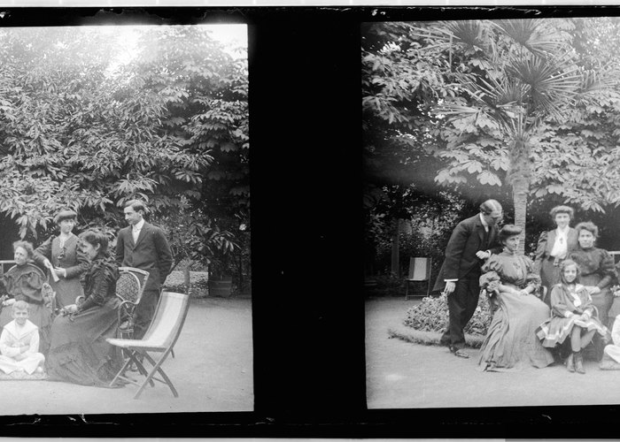 10. Grupo en el jardín de la familia Pastor y Bort en la casa de calle Vicuña Mackenna, 1906. Fotografía de Julio Bertrand Vidal.