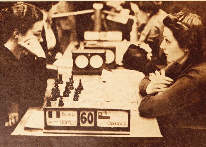 2. Berna Carrasco, a la derecha, jugando contra jugadora de Bélgica en el Campeonato Mundial Femenino de Ajedrez de 1939.