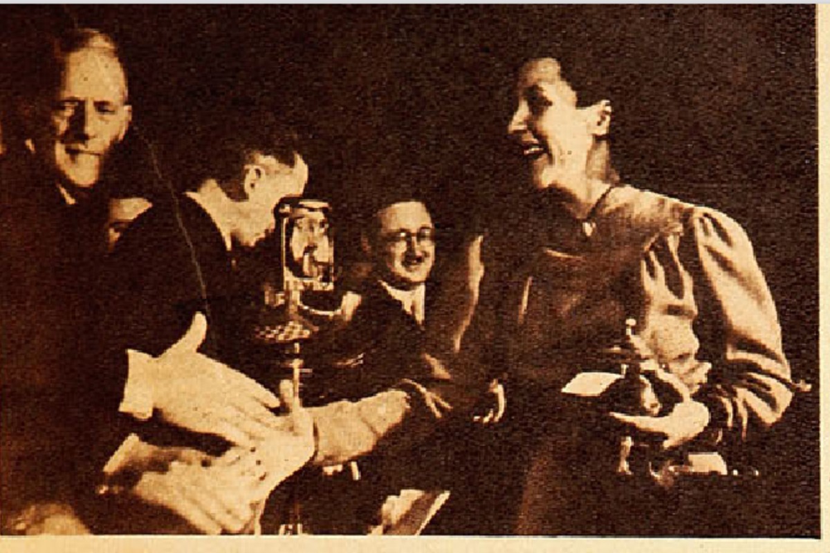 3. Berna Carrasco recibe el trofeo de campenoa de América en el Campeonato Mundial Femenino de Ajedrez de 1939.