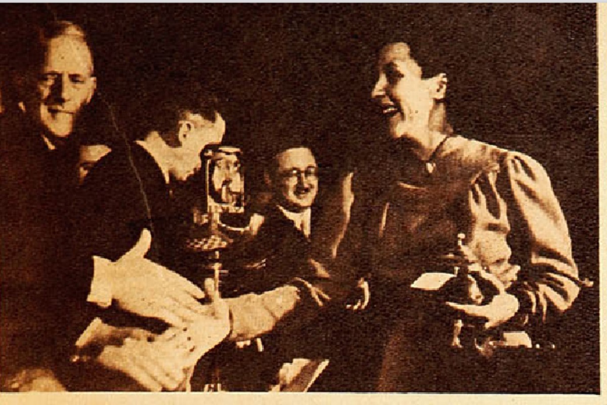 3. Berna Carrasco recibe el trofeo de campenoa de América en el Campeonato Mundial Femenino de Ajedrez de 1939.