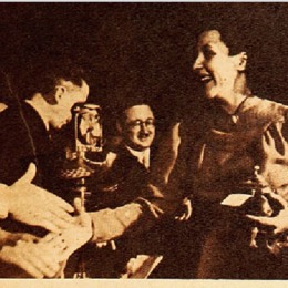 3. Berna Carrasco recibe el trofeo de campenoa de América en el Campeonato Mundial Femenino de Ajedrez de 1939.