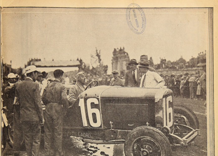 9. Azzari después de terminar un carrera victorioso. Año 1931.