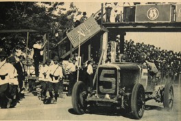 10. Azzari llegando a la meta después de una carrea en 1930.