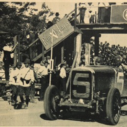 10. Azzari llegando a la meta después de una carrea en 1930.