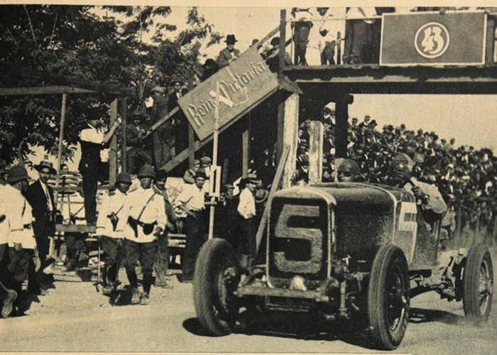 10. Azzari llegando a la meta después de una carrea en 1930.