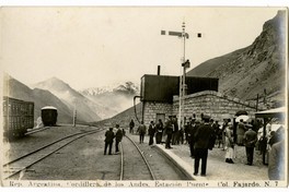 3. Estación Puente del Inca. Pasajeros esperan la llegada del Ferrocarril Trasandino, año 1915.