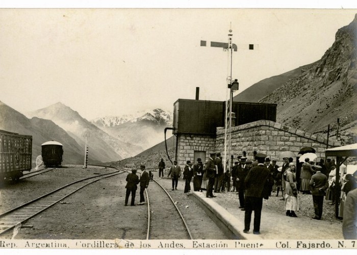 3. Estación Puente del Inca. Pasajeros esperan la llegada del Ferrocarril Trasandino, año 1915.