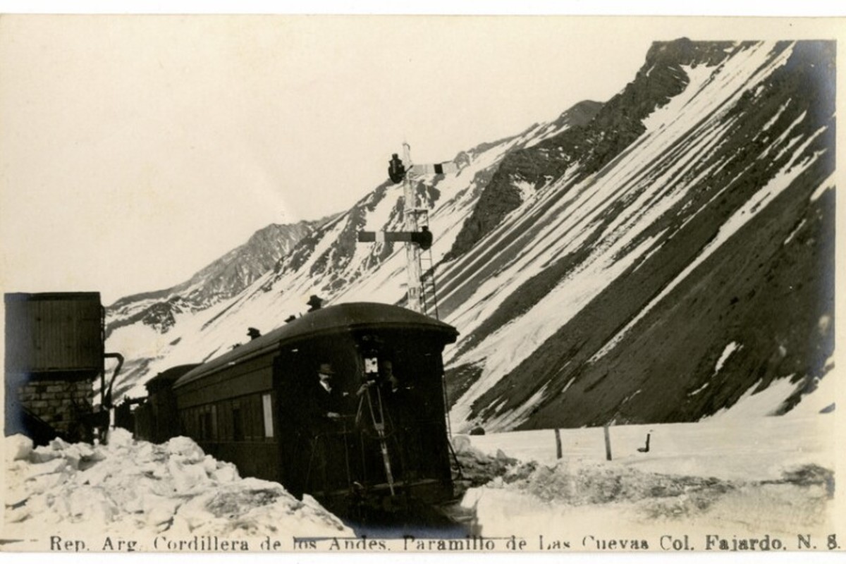 4. Ferrocarril en Paramillo de Las Cuevas, refugio construido para los viajeros, año 1915.