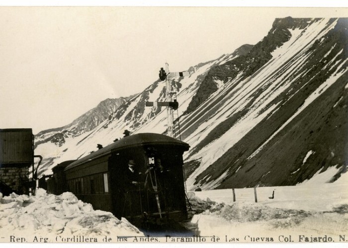 4. Ferrocarril en Paramillo de Las Cuevas, refugio construido para los viajeros, año 1915.