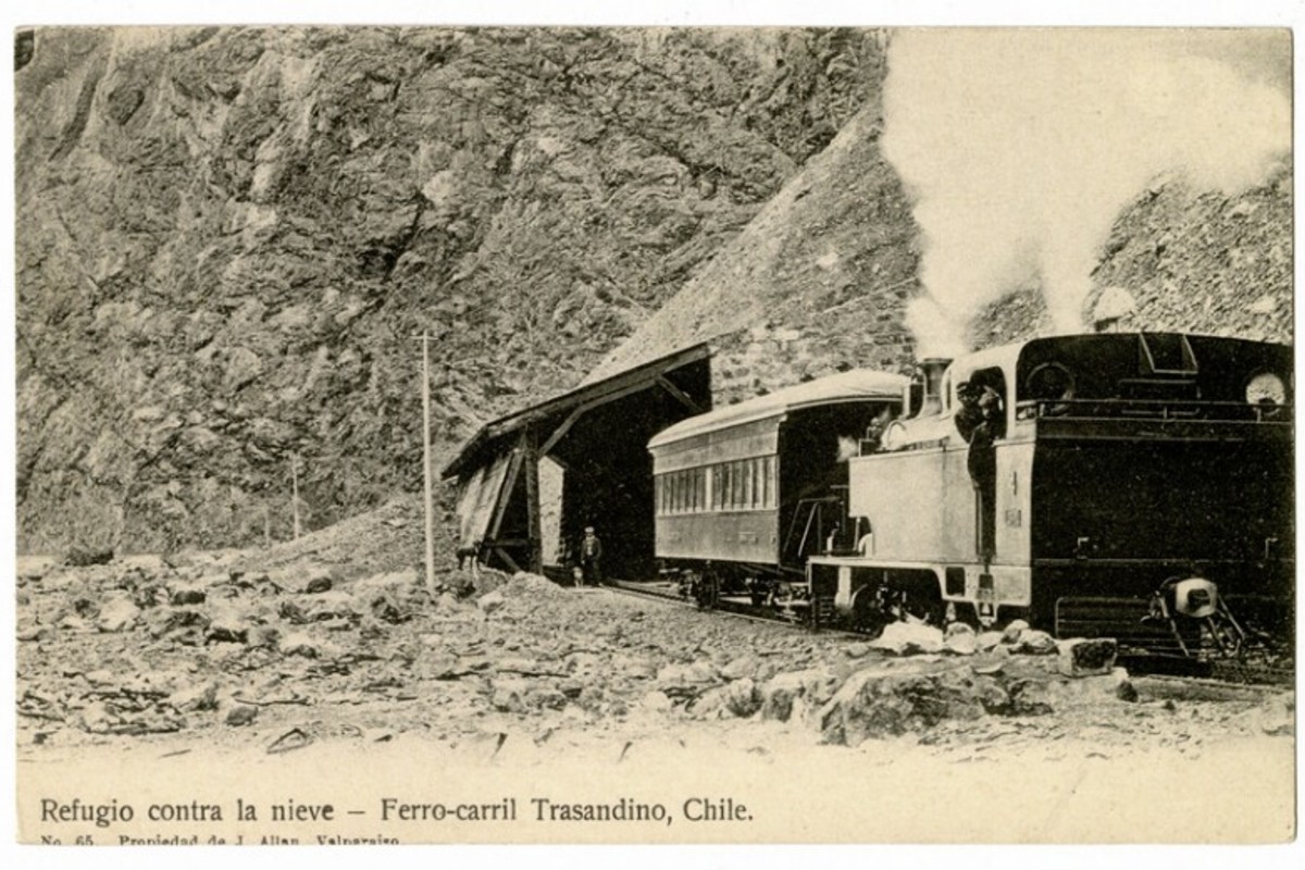 5. Ferro-carril Trasandino pasando por un cobertizo para proteger y guarecer la vía férrea y los trenes de las tormentas de nieve, año 1910.