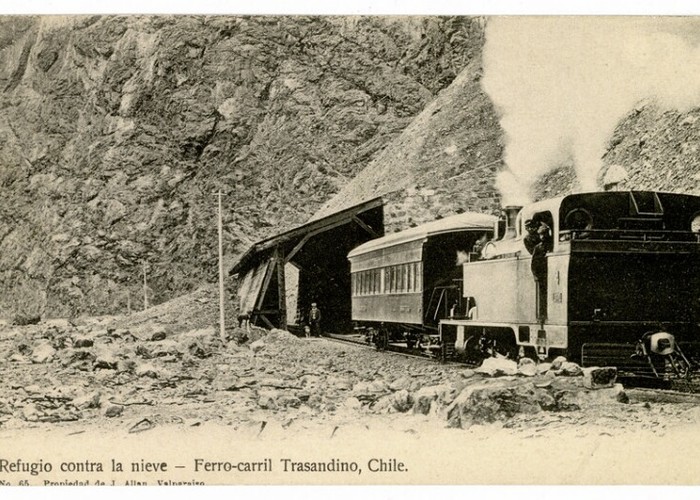 5. Ferro-carril Trasandino pasando por un cobertizo para proteger y guarecer la vía férrea y los trenes de las tormentas de nieve, año 1910.