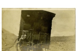 8. Hombre en la parte exterior de un vagón del Ferrocarril Trasandino, año 1910.