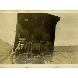 8. Hombre en la parte exterior de un vagón del Ferrocarril Trasandino, año 1910.