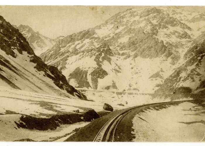 13. Cordillera de Los Andes, vista desde el Ferrocarril Trasandino, año 1910.