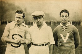 17. Capitanes de los equipos Liga Central (izquierda) y Liga Valparaíso (derecha), en 1927. Al centro está el árbitro.  Revista Los Sports 222 (10 de junio 1927).