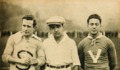 17. Capitanes de los equipos Liga Central (izquierda) y Liga Valparaíso (derecha), en 1927. Al centro está el árbitro.  Revista Los Sports 222 (10 de junio 1927).