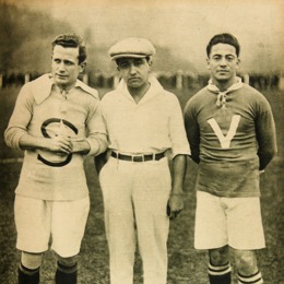 17. Capitanes de los equipos Liga Central (izquierda) y Liga Valparaíso (derecha), en 1927. Al centro está el árbitro.  Revista Los Sports 222 (10 de junio 1927).