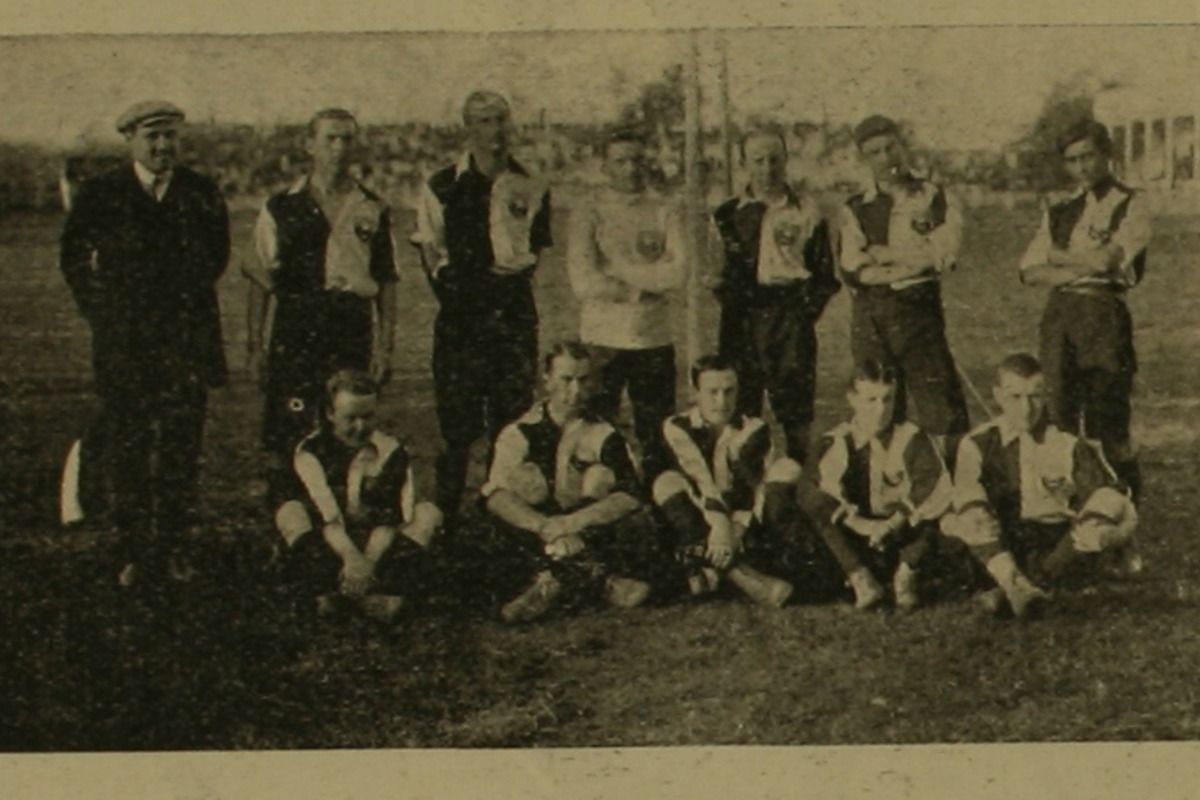 1. Primera selección chilena, que en el año 1910 compitió en Buenos Aires contra Argentina y Uruguay.