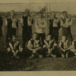 1. Primera selección chilena, que en el año 1910 compitió en Buenos Aires contra Argentina y Uruguay.